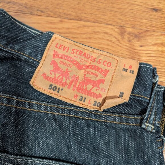 Levis 501 Denim Jeans Mens 31x30 Dark Wash Blue Straight - Picture 4 of 9